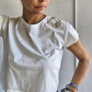 T-shirt with  decorations on the shoulders