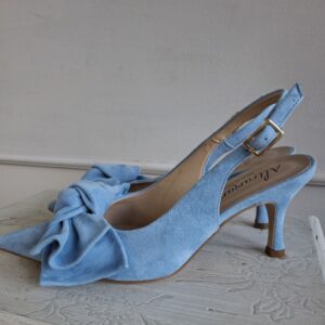 Heeled sandals with feminine bow tie